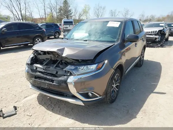 JA4AZ2A31JZ003933 2018 MITSUBISHI OUTLANDER - Image 2