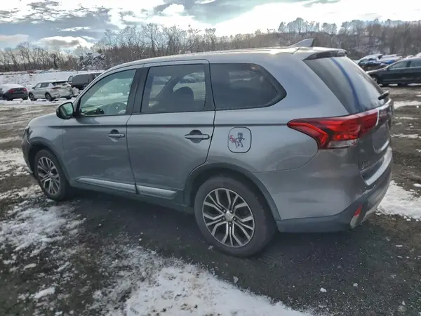 JA4AZ2A32JZ007554 2018 MITSUBISHI OUTLANDER - Image 2