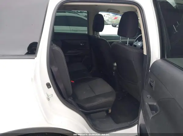 JA4AZ2A34JZ007071 2018 MITSUBISHI OUTLANDER - Image 8