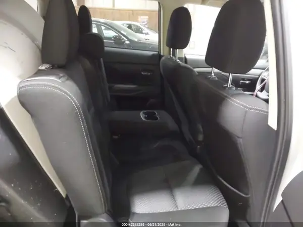 JA4AZ2A34JZ008883 2018 MITSUBISHI OUTLANDER - Image 8
