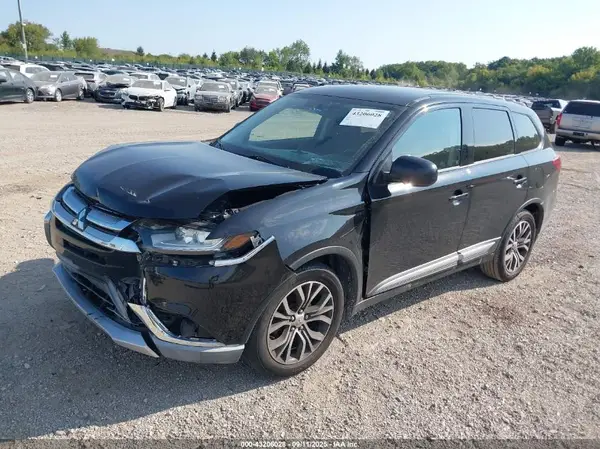 JA4AZ2A34JZ015011 2018 MITSUBISHI OUTLANDER - Image 2