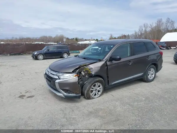 JA4AZ2A34JZ614863 2018 MITSUBISHI OUTLANDER - Image 2
