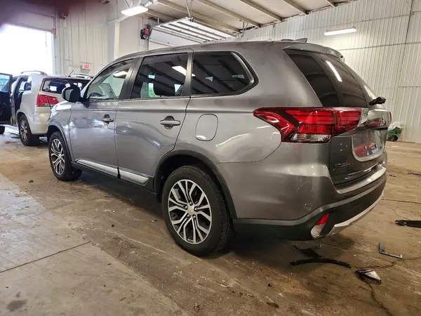 JA4AZ2A36JZ015821 2018 MITSUBISHI OUTLANDER - Image 2