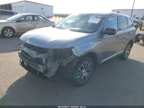 JA4AZ2A37JZ007002 2018 MITSUBISHI OUTLANDER - Image 2