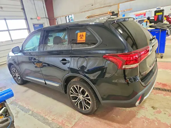JA4AZ2A38HZ066795 2017 MITSUBISHI OUTLANDER - Image 2
