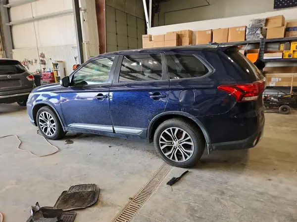 JA4AZ2A39HZ008467 2017 MITSUBISHI OUTLANDER - Image 2