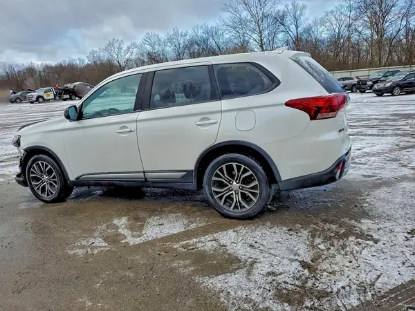 JA4AZ2A39HZ015130 2017 MITSUBISHI OUTLANDER - Image 2