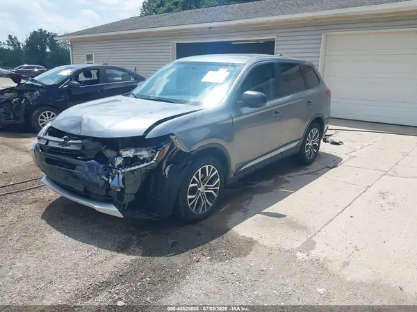 JA4AZ2A39JZ008412 2018 MITSUBISHI OUTLANDER - Image 2
