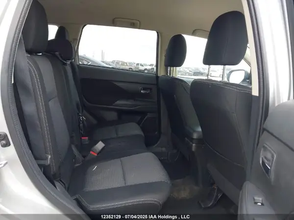 JA4AZ2A39JZ611666 2018 MITSUBISHI OUTLANDER - Image 8