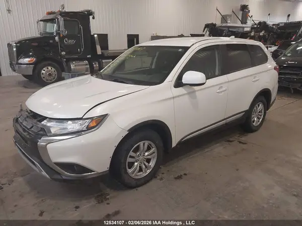 JA4AZ2A39LZ608317 2020 MITSUBISHI OUTLANDER - Image 2