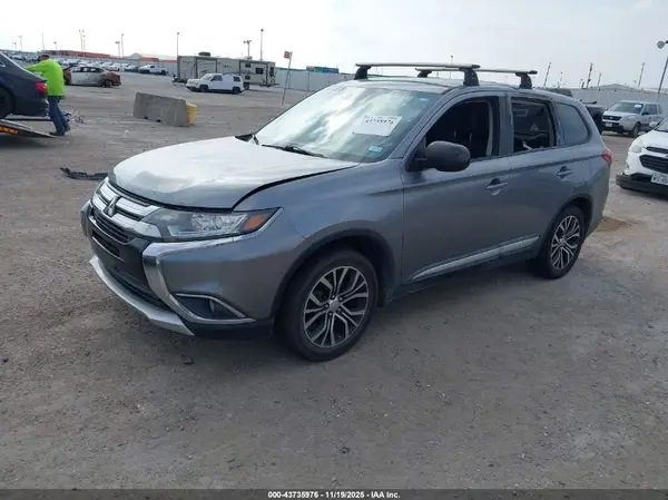 JA4AZ2A3XJZ010086 2018 MITSUBISHI OUTLANDER - Image 2