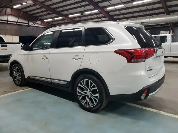 JA4AZ3A30HZ056705 2017 MITSUBISHI OUTLANDER - Image 2