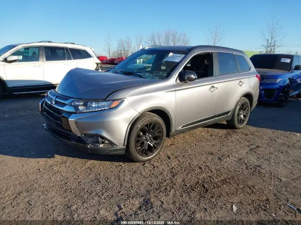 JA4AZ3A30JZ027369 2018 MITSUBISHI OUTLANDER - Image 2