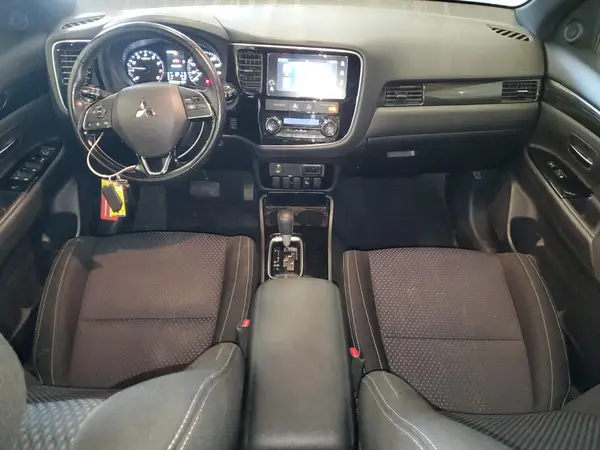 JA4AZ3A30JZ031714 2018 MITSUBISHI OUTLANDER - Image 8