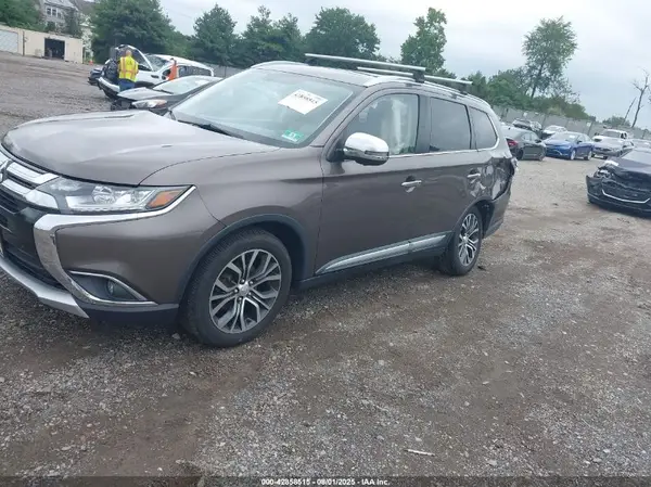 JA4AZ3A30JZ035388 2018 MITSUBISHI OUTLANDER - Image 2