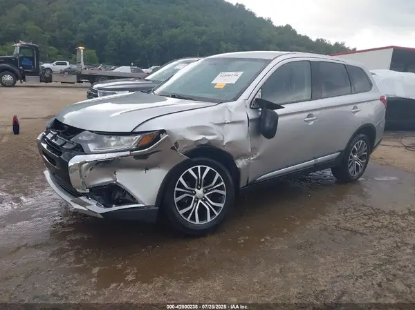 JA4AZ3A30JZ041644 2018 MITSUBISHI OUTLANDER - Image 2