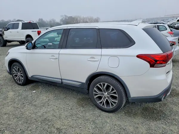 JA4AZ3A30JZ042616 2018 MITSUBISHI OUTLANDER - Image 2