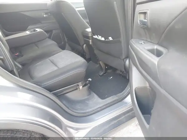 JA4AZ3A30JZ052224 2018 MITSUBISHI OUTLANDER - Image 8