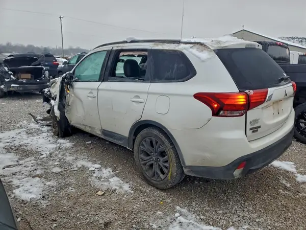 JA4AZ3A30JZ064809 2018 MITSUBISHI OUTLANDER - Image 2