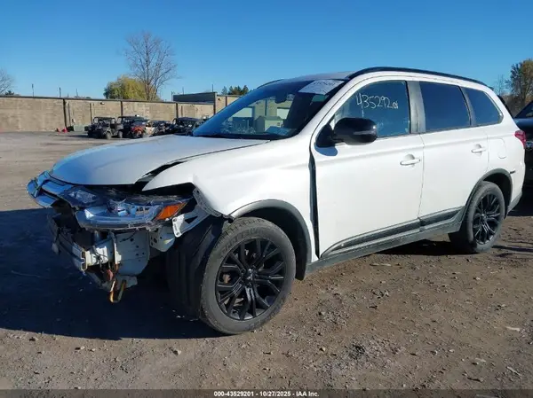 JA4AZ3A30JZ067919 2018 MITSUBISHI OUTLANDER - Image 2