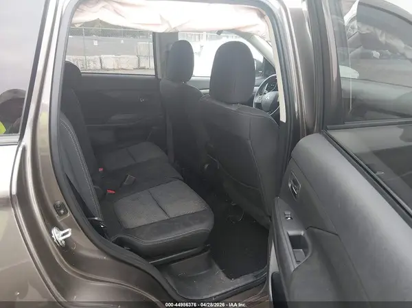 JA4AZ3A30JZ068228 2018 MITSUBISHI OUTLANDER - Image 8