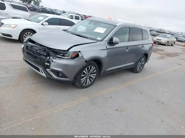 JA4AZ3A30LZ031828 2020 MITSUBISHI OUTLANDER - Image 2