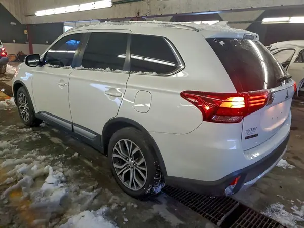 JA4AZ3A31HZ008274 2017 MITSUBISHI OUTLANDER - Image 2