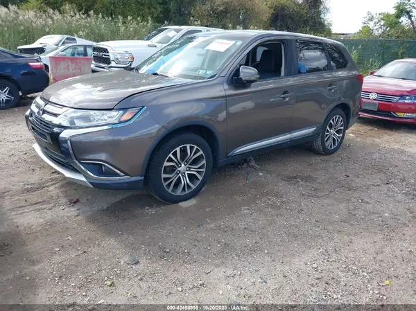 JA4AZ3A31HZ027794 2017 MITSUBISHI OUTLANDER - Image 2