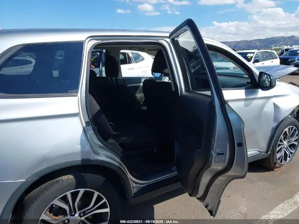JA4AZ3A31JJ001488 2018 MITSUBISHI OUTLANDER - Image 8