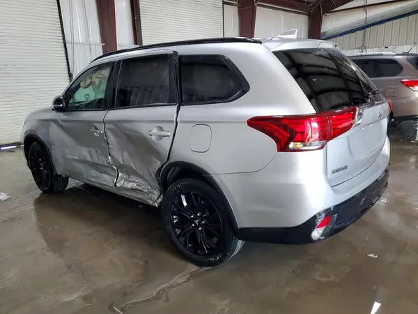 JA4AZ3A31JZ021838 2018 MITSUBISHI OUTLANDER - Image 2