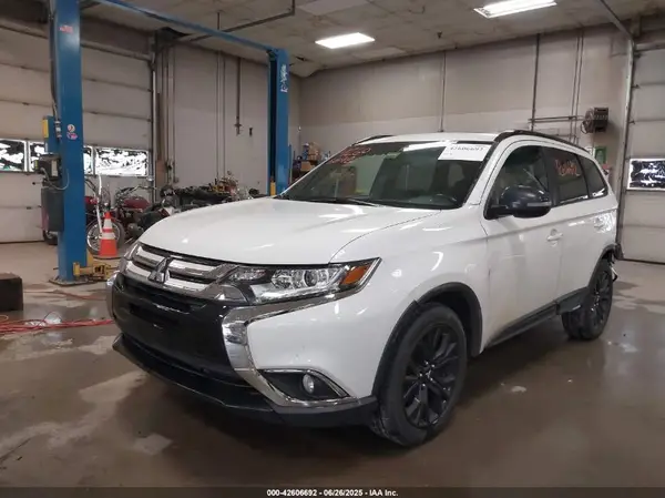 JA4AZ3A31JZ033066 2018 MITSUBISHI OUTLANDER - Image 2