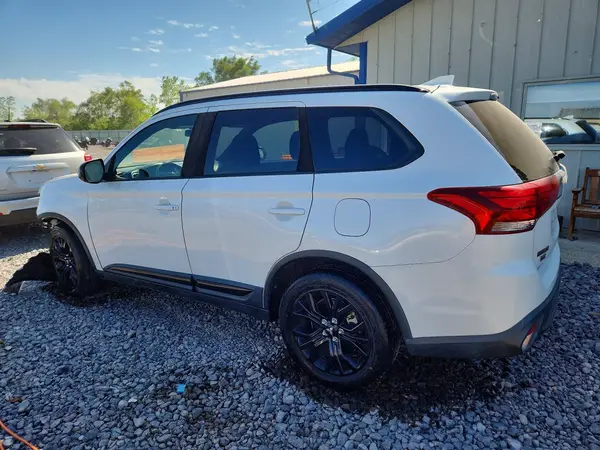 JA4AZ3A31JZ064401 2018 MITSUBISHI OUTLANDER - Image 2