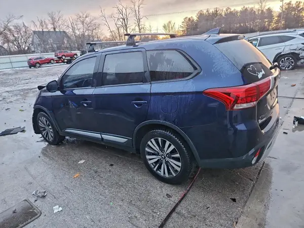 JA4AZ3A31KZ039869 2019 MITSUBISHI OUTLANDER - Image 2