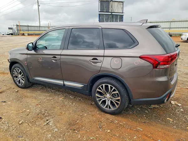 JA4AZ3A32HZ054518 2017 MITSUBISHI OUTLANDER - Image 2