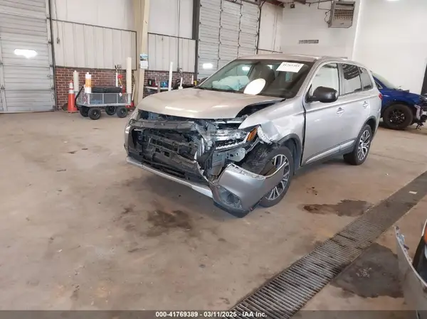 JA4AZ3A32JJ001807 2018 MITSUBISHI OUTLANDER - Image 2