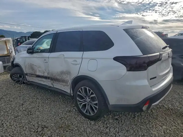 JA4AZ3A32JZ002425 2018 MITSUBISHI OUTLANDER - Image 2