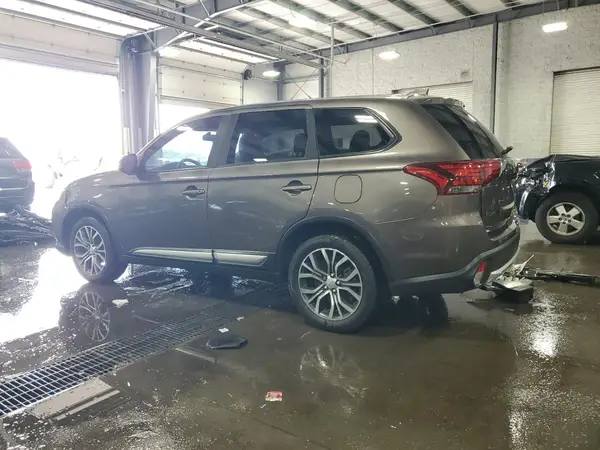 JA4AZ3A32JZ006815 2018 MITSUBISHI OUTLANDER - Image 2
