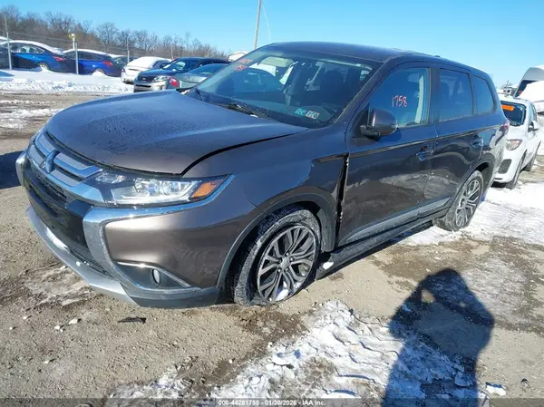 JA4AZ3A32JZ011707 2018 MITSUBISHI OUTLANDER - Image 2
