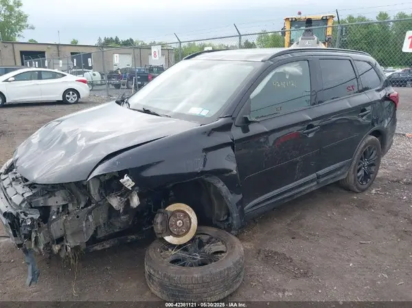 JA4AZ3A32JZ020102 2018 MITSUBISHI OUTLANDER - Image 2