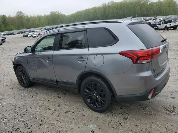 JA4AZ3A32JZ021069 2018 MITSUBISHI OUTLANDER - Image 2