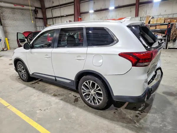 JA4AZ3A32JZ025929 2018 MITSUBISHI OUTLANDER - Image 2