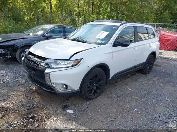 JA4AZ3A32JZ032802 2018 MITSUBISHI OUTLANDER - Image 2