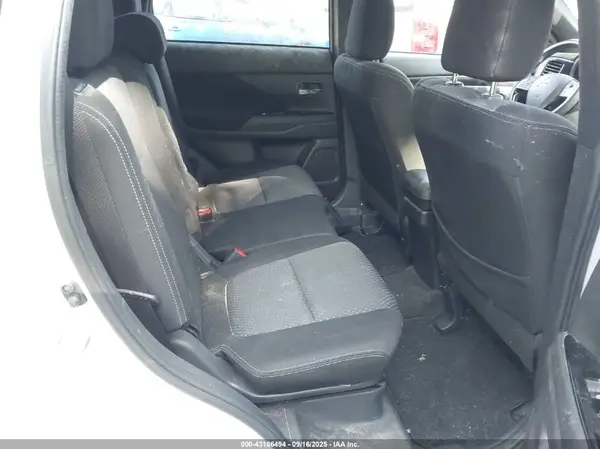 JA4AZ3A32JZ032802 2018 MITSUBISHI OUTLANDER - Image 8