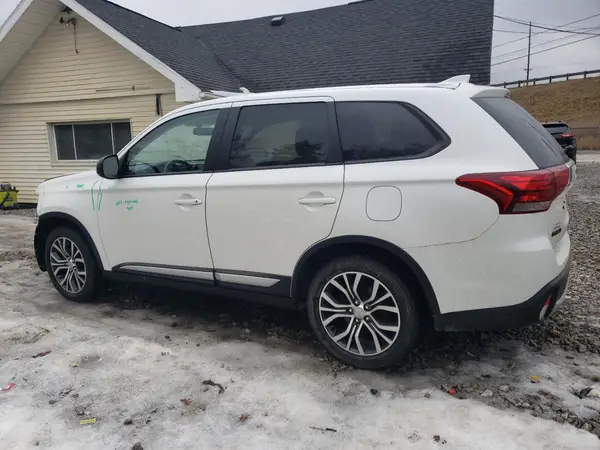 JA4AZ3A32JZ033898 2018 MITSUBISHI OUTLANDER - Image 2