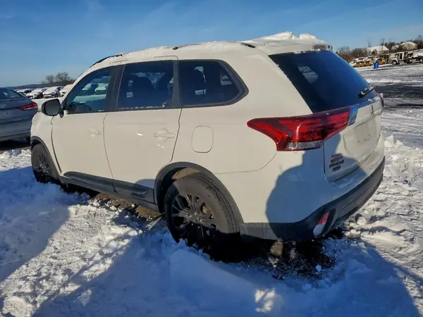 JA4AZ3A32JZ035117 2018 MITSUBISHI OUTLANDER - Image 2