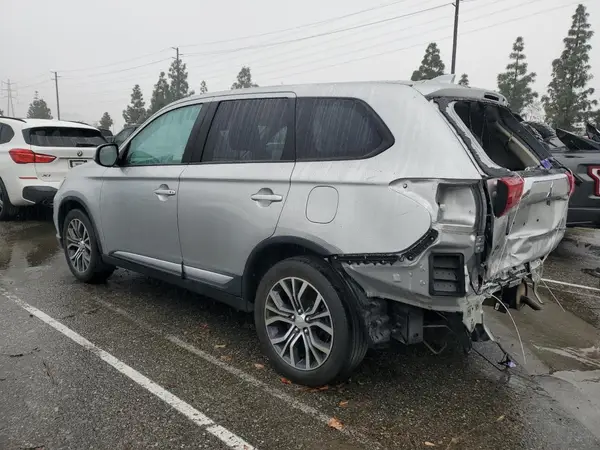 JA4AZ3A32JZ042066 2018 MITSUBISHI OUTLANDER - Image 2