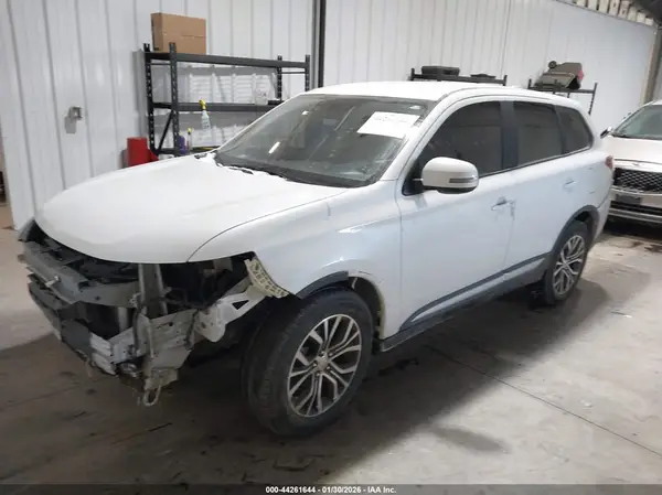 JA4AZ3A32JZ042875 2018 MITSUBISHI OUTLANDER - Image 2