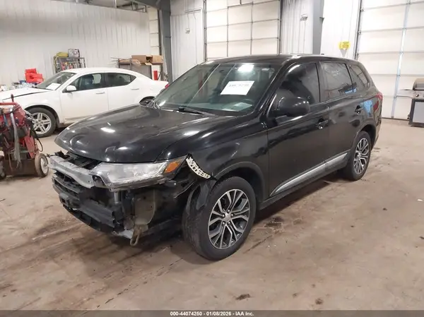 JA4AZ3A32JZ058123 2018 MITSUBISHI OUTLANDER - Image 2