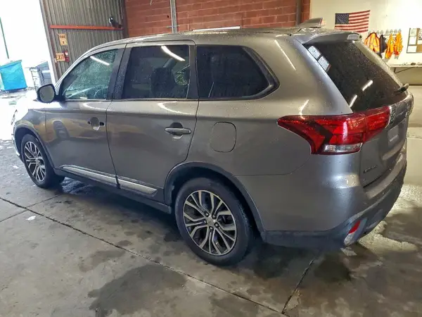 JA4AZ3A32JZ058381 2018 MITSUBISHI OUTLANDER - Image 2