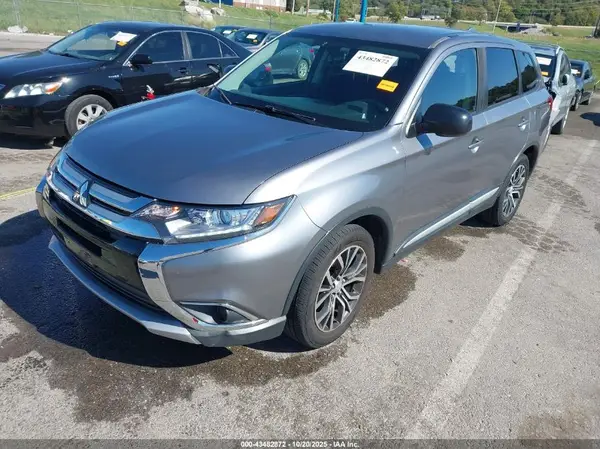 JA4AZ3A32JZ059210 2018 MITSUBISHI OUTLANDER - Image 2